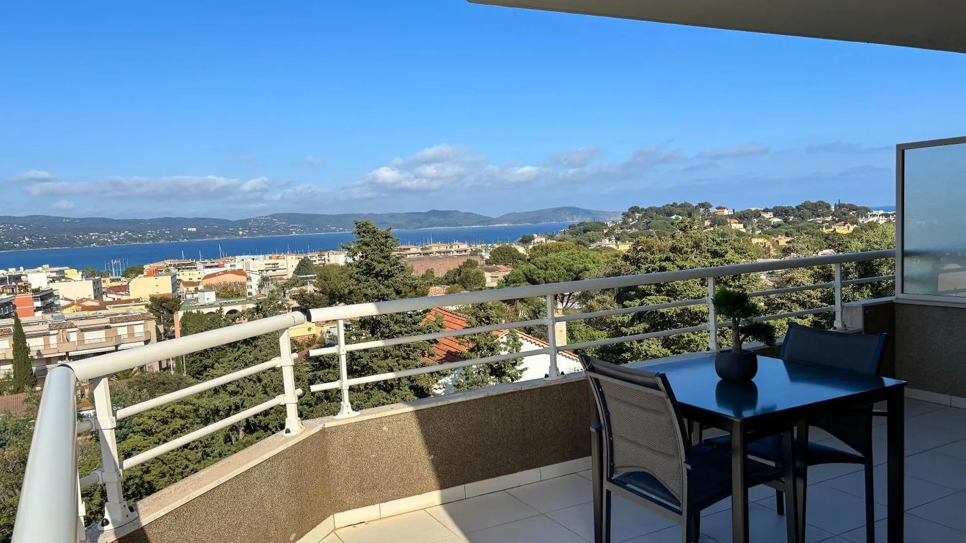 Azura - Appartement Climatise 2 Chambres Terrasse Vue Mer Avec Parking Prive Gratuit Cavalaire-sur-Mer 0*,  França
